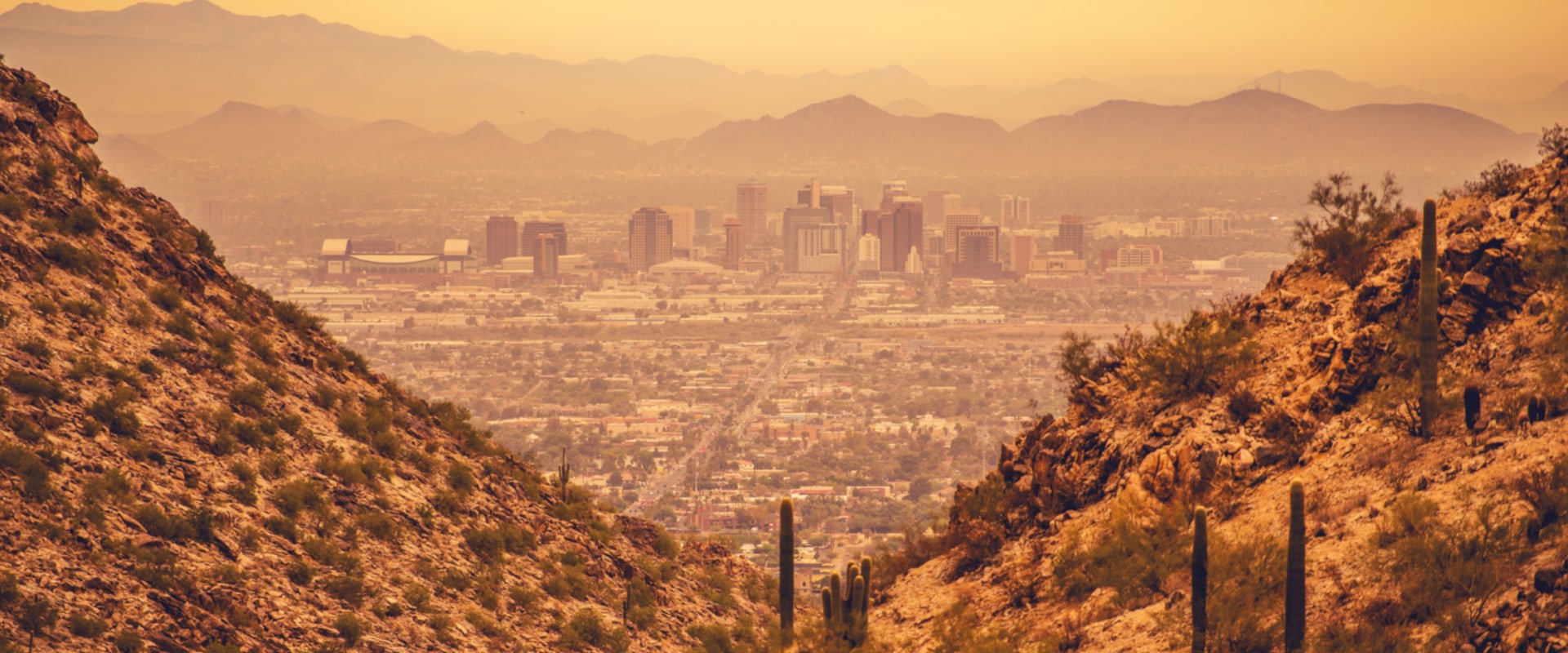 What is the closest city in california to phoenix arizona?